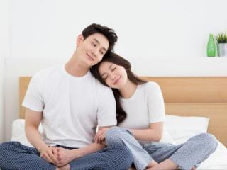 男人出轨后给老婆买礼物，男人出轨之后回到家